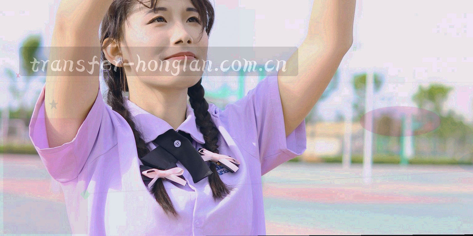 红蓝两侧对称排列的柱状光条在中央接触点相遇